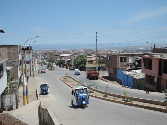 Villa El Salvador, da gaaaanz hinten sieht man das Meer