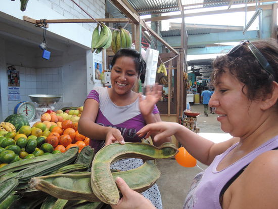 Das nette Maedl vom Markt hat mir gleich so ein Fruechtchen geschenkt.