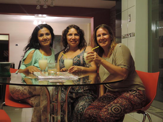 Pisco Sour (das Nationalgetraenk hier), mit Viviana und Katty.
