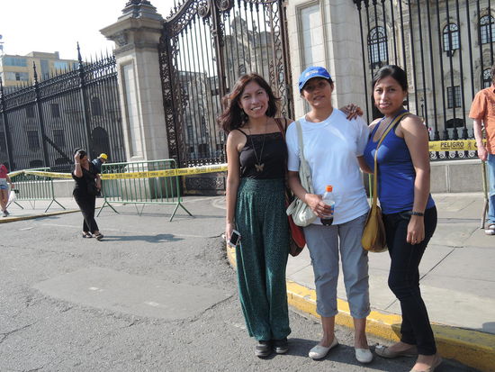 Mit den Maedls am Plaza de Armas in Lima
