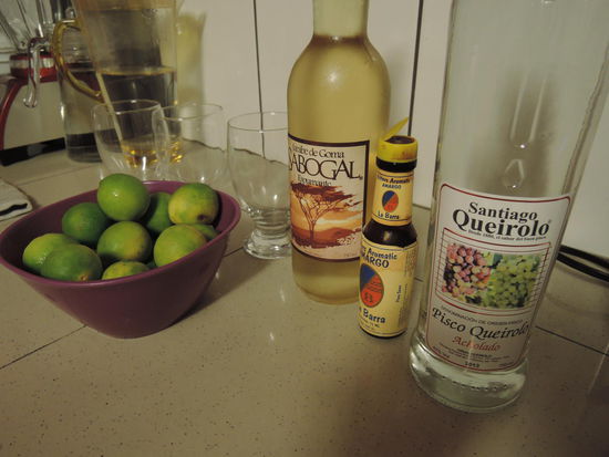 Die Zutaten fuer den Piscosour (Nationalgetraenk in Peru)