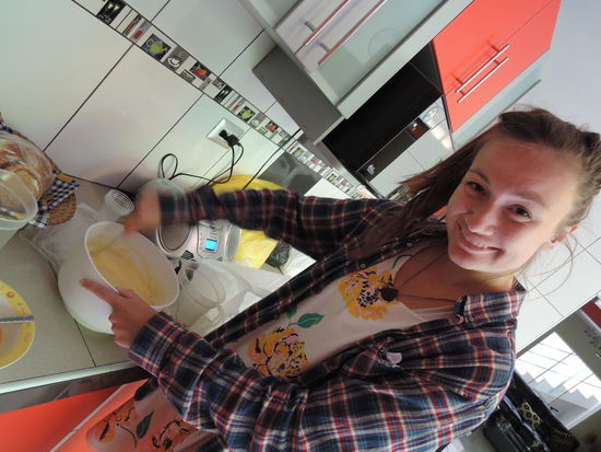 Josefine backt einen Bananenkuchen...