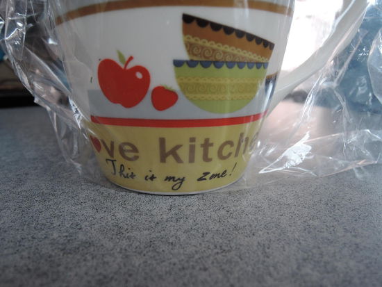 So einen Becher gibt es hier uebrigens fuer die Muetter zum Muttertag: I love kitchen - This is my zone