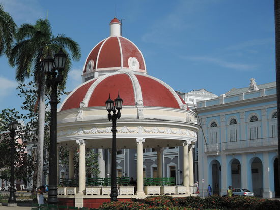 Die neoklassizistischen Haeuser in der Innenstadt von Cienfuegos