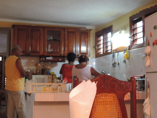 Ernesto, Nena (immer mit Lockenwickler am Kopf) und die Putzfee werkeln in der Kueche