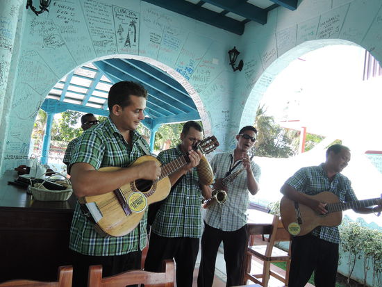 Natuerlich gibt es wieder Musik zum Essen