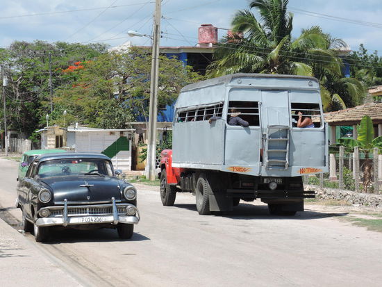 Diese umgebauten Lastwagen dienen den Einheimischen als Busse