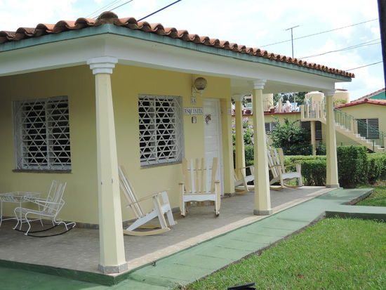 Vor jeder Haustuere gibt es Schaukelstuehle und meistens noch passend in den Farben der Haeuser