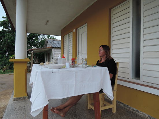 Meine Terasse (die Stuehle sind hier allerdings immer so klein, dass man mit der Kinnlade fast am Tisch anstoesst)