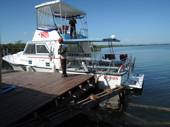 Mit dem Boot ging es Richtung Insel