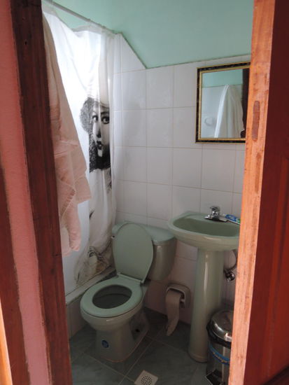 ...Bad (an meine lieben Kollegen: man beachte, wo sich die Klopapierrollenhalter befinden)