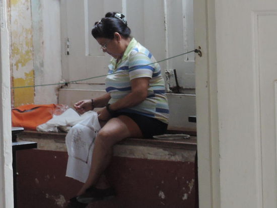 Die Museumswaerterinnen: stickend...