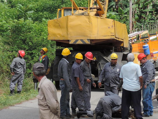 Einer arbeitet, 9 schauen zu...