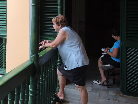 ...wieder stickend...