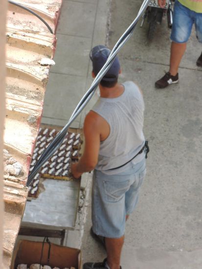 Die Strassenverkaeufer in Trinidad: Kuchen, frisch vom Blech...