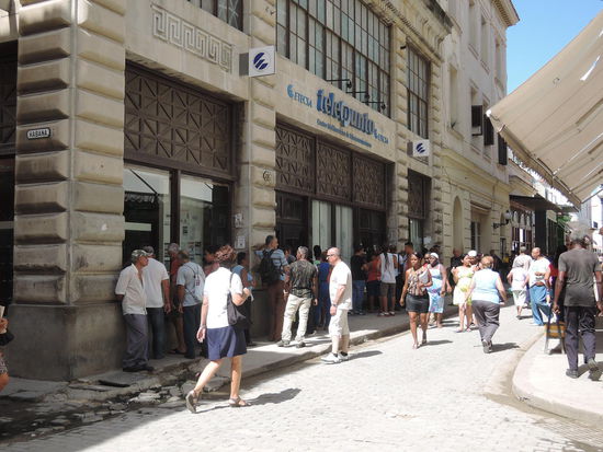 Da stehen die Leute an, um einen freien Computer zu ergattern. Das kann schon mal 1-2 Stunden dauern.