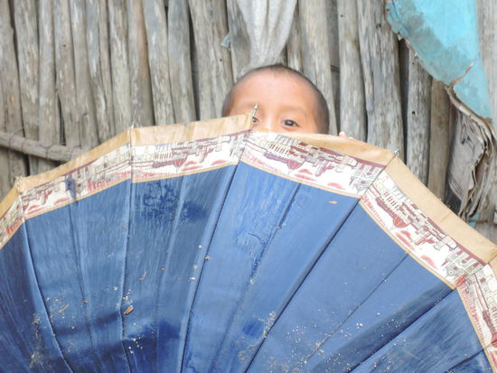 Der Kleine hat sich immer hinterm Schirm versteckt.