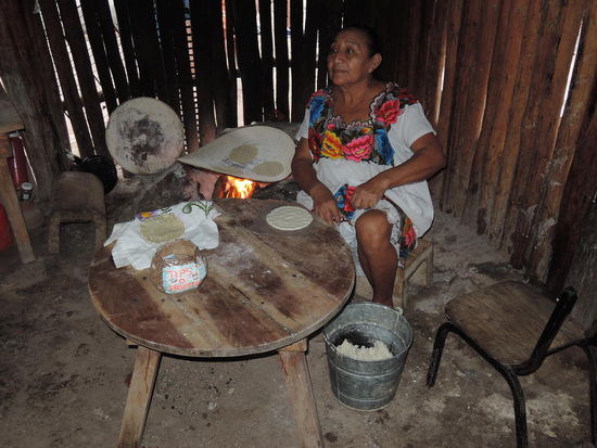 Eine Mayafrau beim Tortillamachen