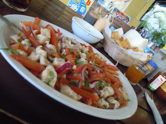 Ceviche: roher Fisch gebeizt mit Limone, Tomaten, Zwiebeln, Koriander. Soooo lecker