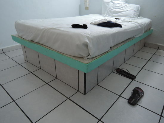 Mein gemauertes Bett im Hotel Posada Costa Azul in Chetumal: Habe mir natuerlich gleich das Schienbein gestossen. War ja klar!