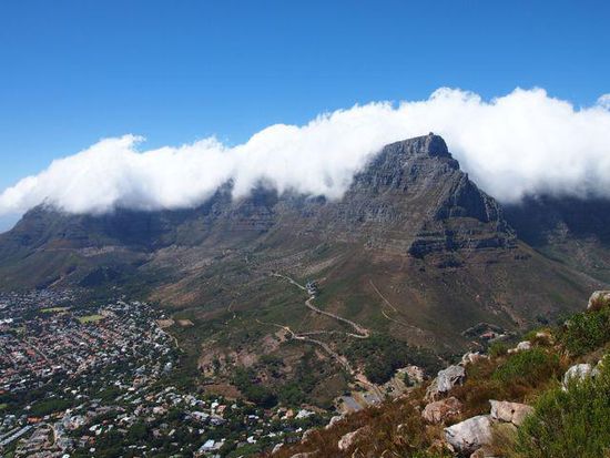 Der Tafelberg in seiner berühmten Wolkendecke