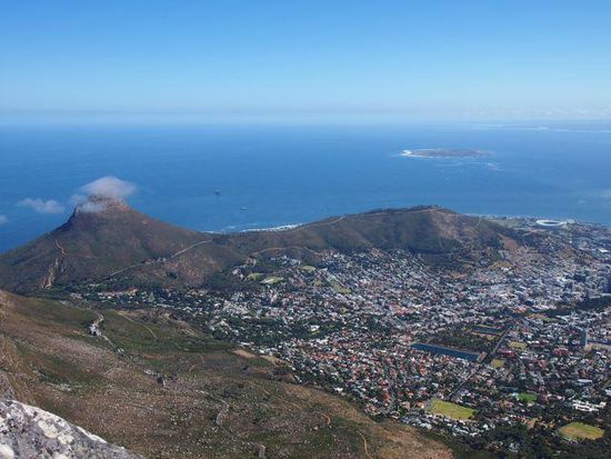 Ausblick vom Tafelberg auf Kapstadt (und den Lion's Head)