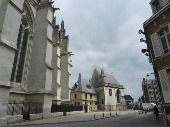 Amiens - schöne Straßenansicht mit Nebengebäude der Kathedrale