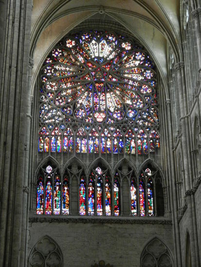 Schönes, aufwändiges Kirchenfenster 