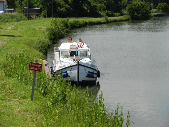 Baden verboten (siehe Schild), Sonnenbaden erlaubt!