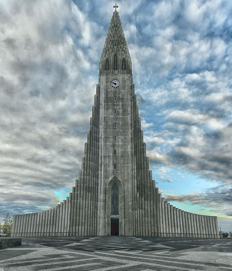 Die Kirche der Stadt ist einen Besuch wert, sie erinnert an eine Kirchorgel.