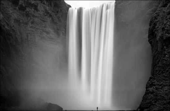 Für das Bild musste ich mich ziemlich opfern, denn ich war am Ende klitschnass. Außerdem mussten wir warten, bis alle Busse und Touristen weg waren, damit ich alleine vor dem Wasserfall posen konnte. Der kleine schwarze Fleck ganz unten auf dem Foto, das bin ich 