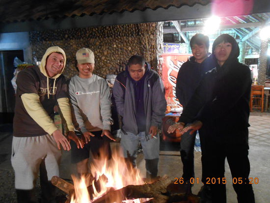 Viel zu früher, viel zu kalter Morgen. Doch den Jungs scheint es zu gefallen.