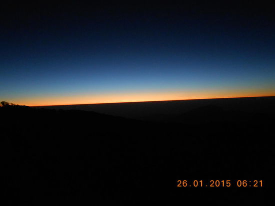 Je weiter der Tag voran schreitet, desto heller wird der Himmel und desto klarer die Umrisse des Landes  vor uns