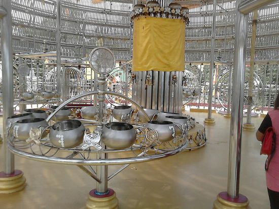 Im Tempel, angefüllt mit Silber und Schalen, in die man, je nach Geburtstag, Münzen werfen kann, was Glück bringen soll.