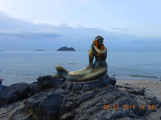 Geschmückt mit Blütenkranz lauscht sie den zarten Wellen und weniger zarten Klick-Geräuschen der Kamera.