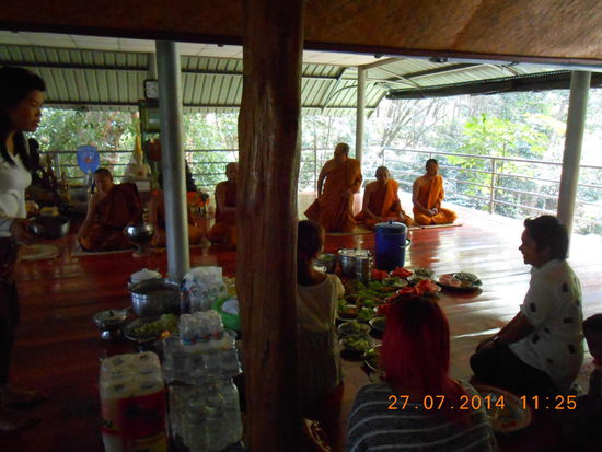 ...während das Essen in Schalen bereit steht.