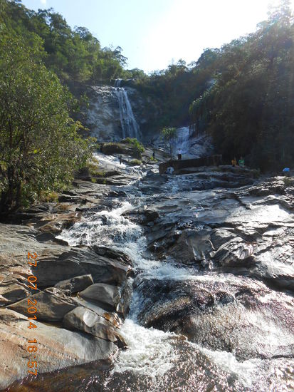 In kleinen Flüssen fließt das Wasser von oben herab und wenn es nicht am Tag zuvor geregnet hat, kann man gut darüber springen und höher klettern.
