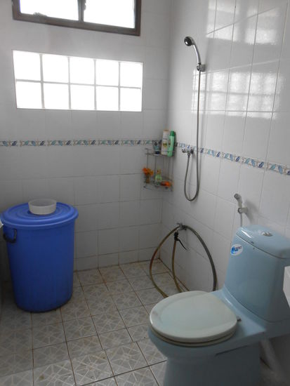 Mein Badezimmer: in meinem Fall keine Wanne, sondern eine Tonne, die mit Wasser gefüllt ist (links). Außerdem eine Dusche (nur kaltes Wasser), Toilette und Waschbecken (hat nicht mehr aufs Bild gepasst).