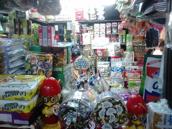 Ja, das sind Süßigkeiten. Ungefähr dieses Format haben die meisten Stände dort und sind ebenso vollgepackt. (Sorry für die schlechte Qualität...)