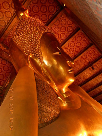 Der liegende, goldene Buddha im Wat Pho. Sry, aber so groß kann deine Kamera gar nicht sein, dass du den gescheit in einem Stück drauf kriegst)