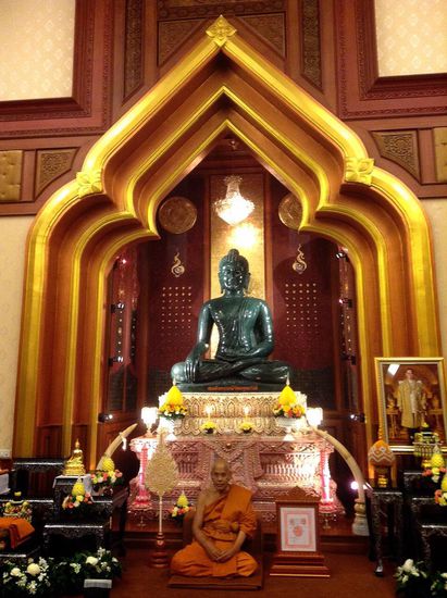 Pra-Ajaan im Hauptmeditationsgebäude