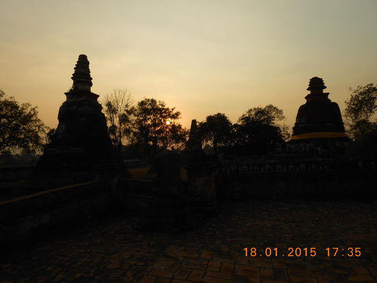 Sonnenaufgang im neuen Tempel und Sonnenuntergang im alten... Irgendwie verkehrte Poesie... Und trotzdem wundervoll...