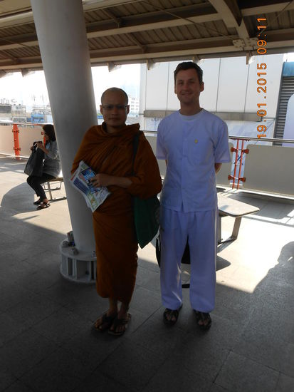 Ein recht seltener Anblick... Ein Moench und zwei Farangs in Meditationskleidung an der BTS-Station