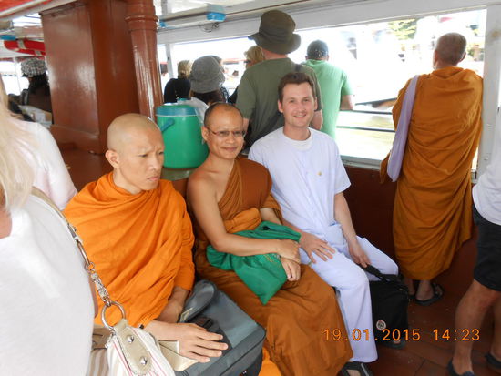Rückfahrt mit unserem Moench und einem Freund per Boot.