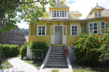 das berühmte "Yellow House" in der Anlage der Island Lodge