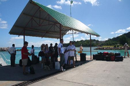 beim Warten auf die Fähre nach Praslin