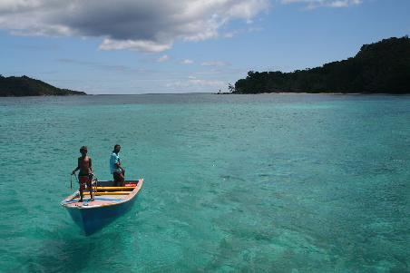 unser kleines Begleitboot mit Vater und Sohn auf dem Weg nach Cousin und Curieuse
