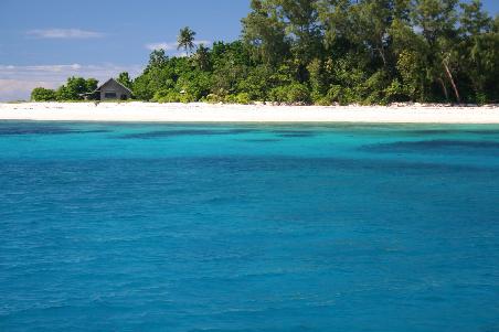 ein Blick auf Cousin Island, ganz links das Häuschen, wo die Biologen wohnen