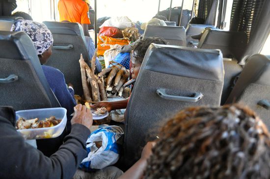 Kaum mehr ein Durchkommen im Gang zwischen den Sitzen unseres Busses. Dabei wurde die lebende Ladung - bei dieser Fahrt waren es zwei Ziegen - auf dem Dach unseres Gefährts befestigt.
