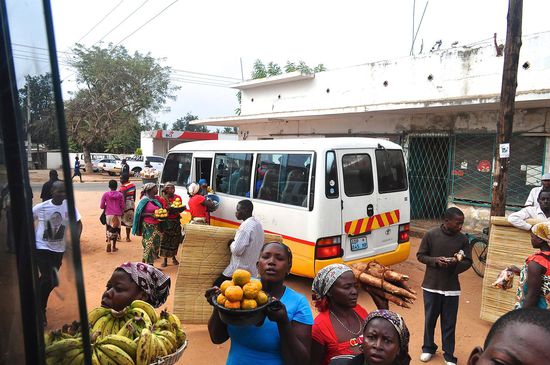 Ohne die vielen fliegenden Händler wären die langen Fahrten auf beengtem Raum und ohne etwas zu Essen noch schwerer zu ertragen.